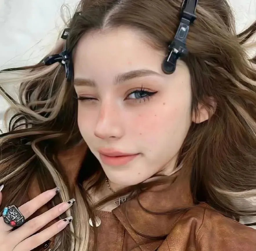 比基尼怪女剧照